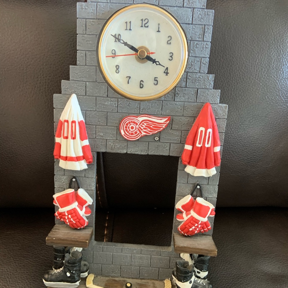 Detroit red wings clock